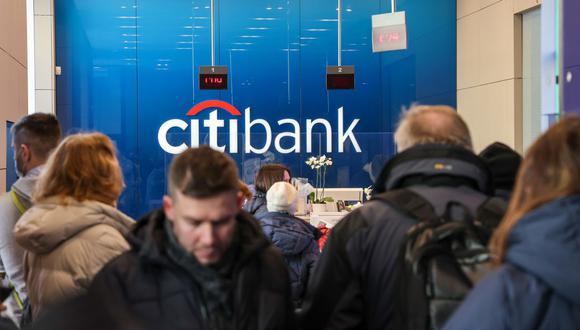 Los clientes hacen cola dentro de una sucursal bancaria de Citibank AO en Moscú, Rusia, el lunes 28 de febrero de 2022. (Fotógrafo: Andrei Rudakov/Bloomberg)