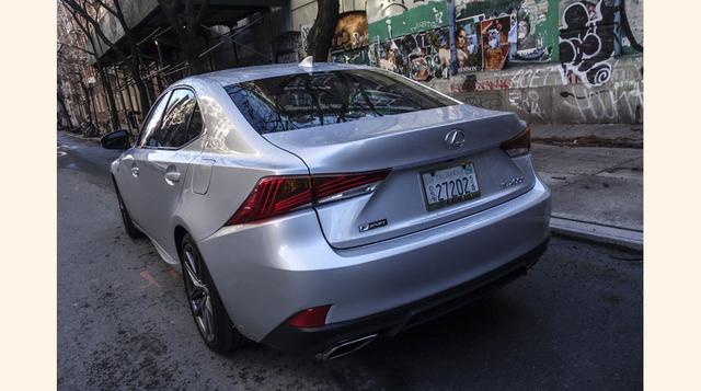 Por dentro, el auto se siente pequeño, pero no apretado. Si usted es una persona alta, puede que no quiera ir en el asiento trasero por mucho tiempo, pero de cualquier manera no esperaría mucho espacio en un sedán pequeño. El paquete de audio prémium Mark