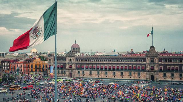 México. México es la traducción y simplificación al español de Metztlixihtlico, el nombre con el que los aztecas denominaban a su capital. Significa "en el centro de la luna" o ya que mētztli responde a luna, xictli a centro y co a lugar. Alguna