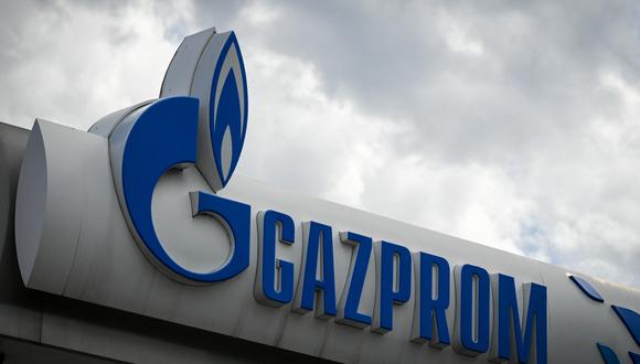 El logotipo del gigante energético ruso Gazprom se muestra en una de sus estaciones de servicio en Sofía el 27 de abril de 2022. (Foto: Nikolay DOYCHINOV / AFP)