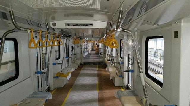 Además de las personas sentadas, el tren suministrado por Hitachi Rail Italy (HRI) tiene una capacidad para 1,105 pasajeros de pie.