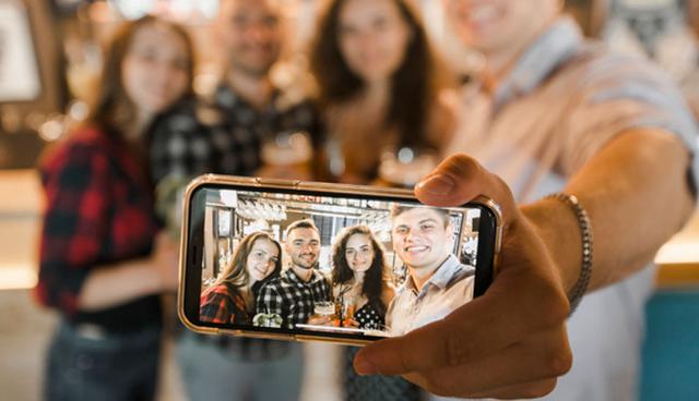 FOTO 7 | 7. Videos de selfies y branding
La cultura de las selfies sigue floreciendo en redes sociales, migrando la popularidad de las selfies en imagen a las selfies en video. Estos “videos de selfies” están ganando el interés de la gente en redes sociales. Igual que las selfies en foto, los videos de selfies permiten a los usuarios capturar un momento en el tiempo, pero el formato de video les da la oportunidad de comunicarse de una forma más profunda y personal de lo que podría permitir una foto. (Foto: Freepik)