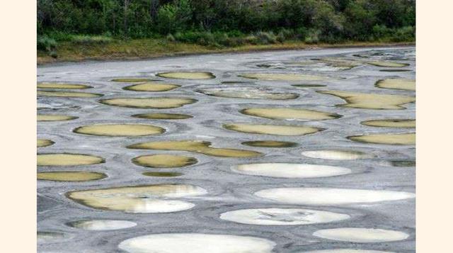 Lago de Oyosoos, Canadá. Esto parece una obra surrealista pero se trata de un lago, formado por la naturaleza canadiense. Es uno de los principales atractivos naturales de Canadá situado a unos 100 km de Vancouver.