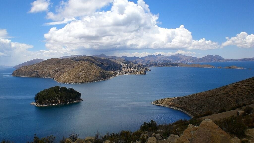Situado en la región de Puno, el lago Titicaca es el lago navegable más alto del mundo. Con una belleza inigualable, el lago es sagrado para las culturas quechua y aimara. Sus islas flotantes, construidas por los Uros con totora, son una maravilla arquitectónica única (Foto: Shutterstock)