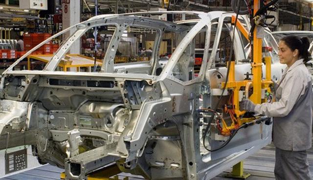 Foto 4 | Reglas de origen para autos: El acuerdo establece un período de transición de cinco años después de que entre en vigencia para que el requisito de contenido de valor regional para autos aumente al 75% desde un 62.5% actual. Para evitar aranceles, el nuevo texto requiere que el 40% del valor de los vehículos sea hecho en áreas de altos salarios que pagan 16 dólares la hora. El pacto también requiere que los fabricantes de vehículos obtengan al menos el 70% de su acero y aluminio de los tres países. (Foto: Difusión)