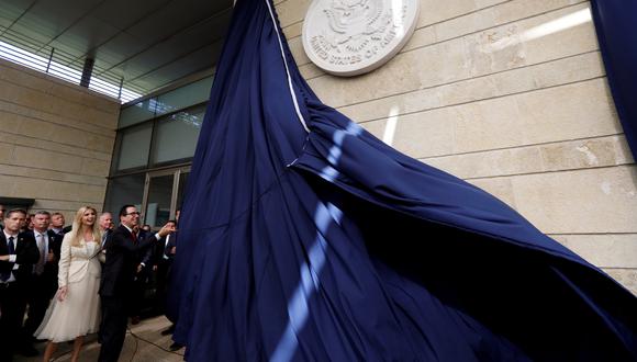 El secretario del Tesoro de Estados Unidos, Steven Mnuchin, inaugura la nueva embajada en Jerusalén (Israel), junto a la asesora principal de la Casa Blanca, Ivanka Trump. (Foto: Reuters)