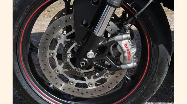FOTO 4 | El equipo de frenos es excelente. Las pinzas monobloque de Brembo, y el sistema ABS desarrollado por Continental son una gran combinación.