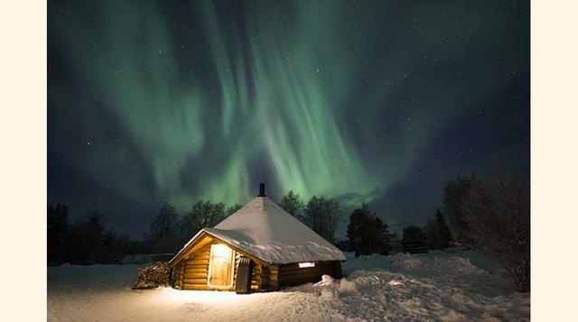 Arctic Snow Hotel en Rovaniemi, Laponia. Ubicado al norte de Finlandia, este hotel es uno de los más grandes en la región nórdica. Cada año, la estructura de este hotel cambia tanto en tamaño, forma e iluminación; por lo que la experiencia suele ser única