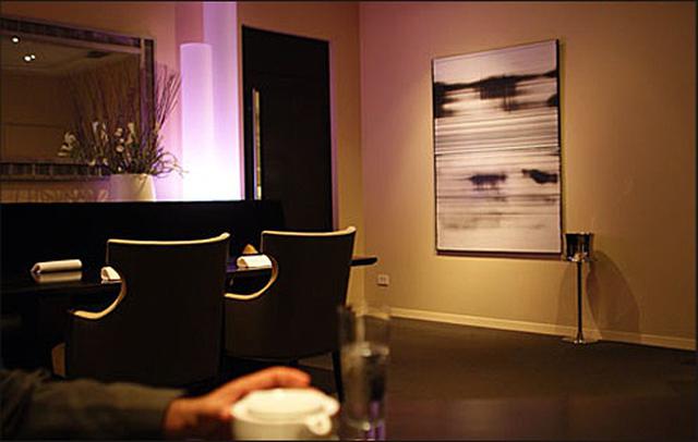 6. Alinea, EEUU. El restaurante, del año 2005, está en un edificio con tres plantas cerca del Lincoln Park de Chicago. Cada uno de ellas ofrece una experiencia diferente: Para los más clásicos,  en la planta baja ofrece reuniones para grupos de máximo sei