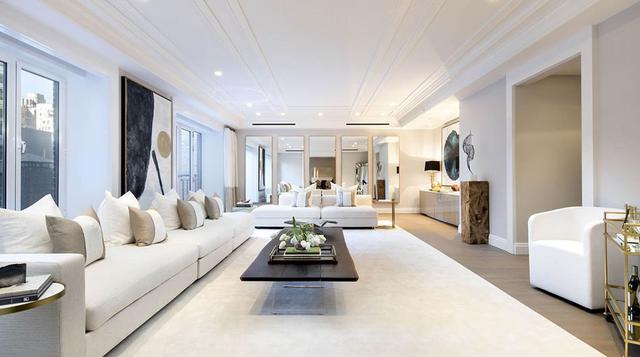 El piso inferior es todo de recepción. El ascensor se abre a un enorme vestíbulo que da a la terraza. Este piso también cuenta con un comedor formal, una enorme biblioteca, una cocina independiente y dos balcones con orientación sur.