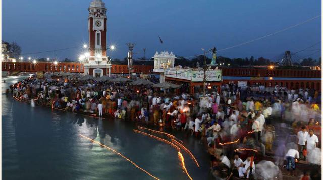 Fieles hindús durante sus oraciones a orillas del Ganges en Haridwar.