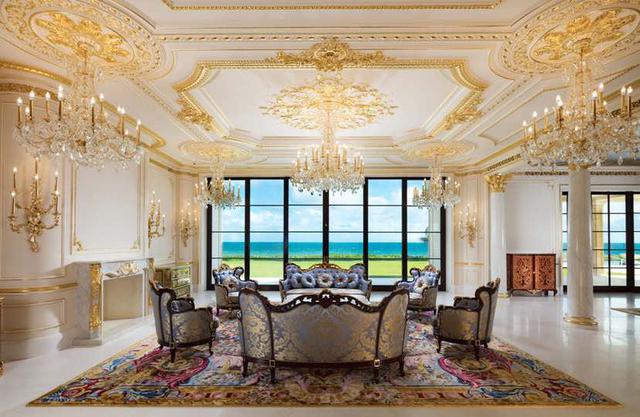 Como un palacio real, esta mansión tiene un chapado dorado en las paredes hechas de oro de 22 quilates, que supuestamente costó US$ 10 millones.