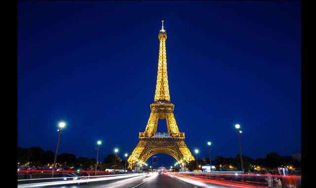FOTO 17 | TORRE EIFFEL – FRANCIA. Está permitido fotografiarla de día, pero las fotos nocturnas de la torre están sujetas al pago de una multa por los derechos de autor, debido a que la iluminación está considerada como una obra de arte. (Foto: msn.com)