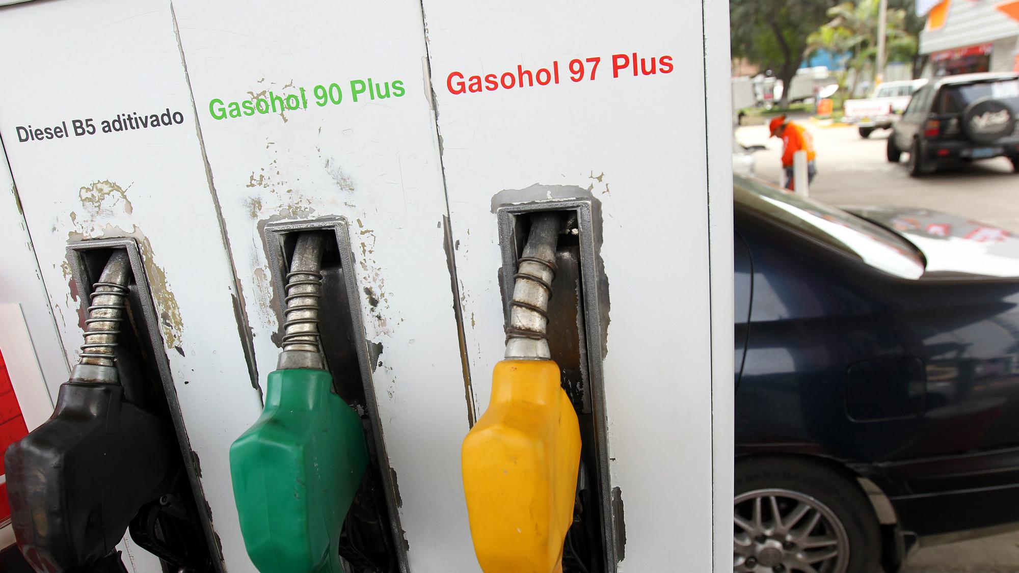 Los precios del combustible bajaron, según Opecu. (Foto: USI)