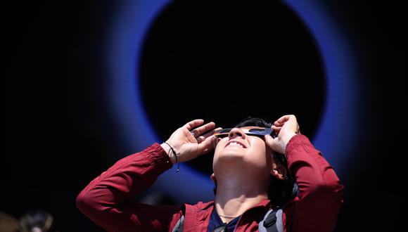 Personas observan el eclipse solar en la ciudad de Pachuca, México.(EFE/David Martínez Pelcastre).