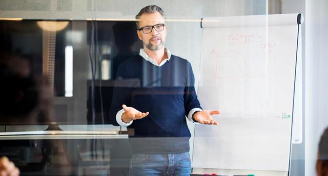 FOTO 3 | 3. Postura
A muchos de nosotros nos enseñaron a pararnos derechitos: algo bueno para la postura pero que también demuestra seguridad e impone respeto. Así que cuando veas a alguien encorvarse en una junta suele significar a esa persona le falta confianza y es insegura. También podría indicar una razón para no confiar en esa persona, porque la inseguridad suele implicar que esa persona no está lista para tomar responsabilidades. La gente sumamente insegura tiende a no decir la verdad o a ocultar las cosas para no quedar mal, antes que admitir su error. (Foto: Getty)