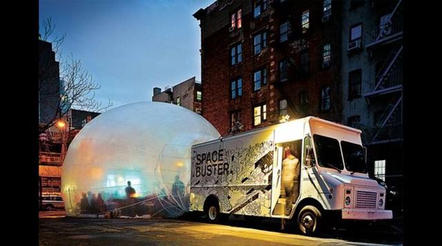 "Es una furgoneta con una burbuja!". Este espacio público inflable, denominado "Spacebuster", del estudio Raumlabor, emerge de la parte trasera del vehículo. En él caben unas 80 personas. Puede usarse para reuniones, cenas e incluso co