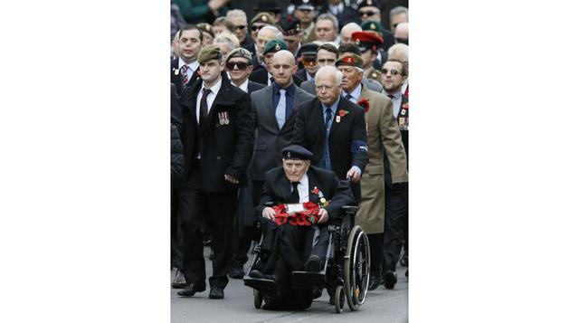 Cientos de excombatientes desfilaron por la avenida Whitehall, en Londres, en la ceremonia solemne que se realiza cada noviembre en memoria a los hombres y mujeres, militares y civiles, que han servido a las fuerzas armadas británicas. (Foto: AP)