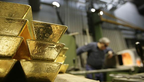 El oro avanzaba pese a la fuerte alza del dólar, que suele afectar a la demanda del metal dorado. (Photo by SEBASTIAN DERUNGS / AFP)