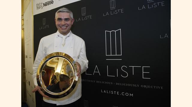 El chef Benoit Voilier posa con el trofeo otorgado a su restaurante l'Hôtel de Ville de Crissie. La foto fue tomada el 17 de diciembre del 2015. El restaurante obtuvo el premio de "mejor restaurante del mundo" por La Liste. (Foto: AFP)