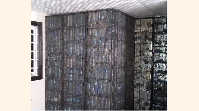 Así nació Plastic Bottle Village.(arq.clarin)