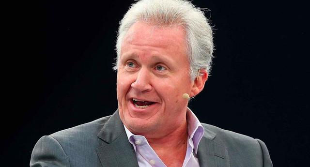 FOTO 4 | 4. Jeffrey Immelt lee sus periódico en una forma muy particular
“Por lo general leo el Wall Street Journal, del centro hacia fuera” le dijo el ex CEO a Fast Company. “Luego me paso al Financial Times y escaneo la sección de FTIndex y la segunda sección. Leo las páginas de negocios del New York Times y tiro el resto. Veo el USA Today, empezando por la sección de deportes, luego la de negocios y la de estilo de vida al final. Luego voy a la página seis del New York Post y luego leo un poco de la sección de negocios”. (Foto: Justin Sullivan/Getty Images vía Engadget)