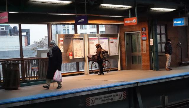Viajeros esperan un tren durante la hora pico en el Loop el 20 de marzo de 2020 en Chicago, Illinois. (AFP).