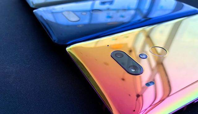 FOTO 12 | HTC dice que el teléfono tendrá aproximadamente 23 horas de duración de la batería y que es capaz de cargarse rápidamente. HTC también incluye un cargador de carga rápida en la caja. (Foto: Business Insider)