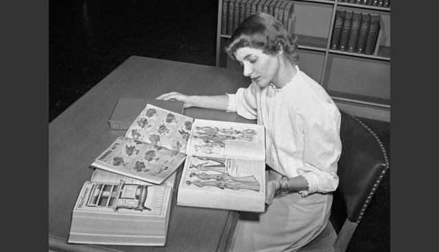 FOTO 5 | Se podía encontrar de todo en Sears, desde una sartén, pasando por juguetes hasta un tractor. Era una época en la que la mayor parte de los estadounidenses vivía en el mundo rural o en pequeños pueblos. La cadena superó el golpe de la Gran Recesión y con su modelo cambió la forma de comprar. En la imagen, una mujer en la Librería Pública de Chicago mira el catálogo de Sears publicado en 1902. (Foto: AP/ EL PAÍS)