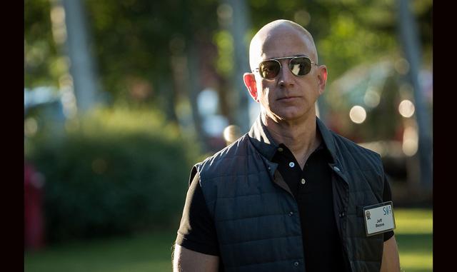 Jeff Bezos - US$ 101 mil millones. El fundador, presidente y director ejecutivo de Amazon.com, Jeff Bezos, es ahora el hombre más rico del mundo. Su fortuna a partir de noviembre 2017, sobrepasa los US$ 100 mil millones de acuerdo con Bloomberg Billionaires Index. (Foto: AFP)