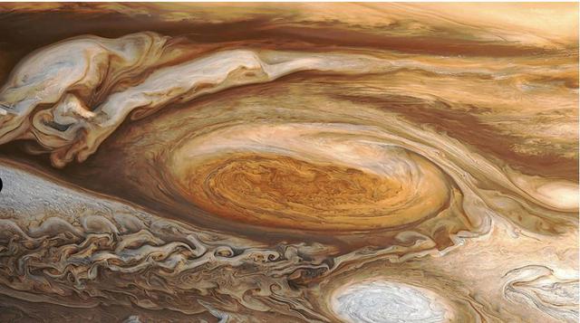 La gran tormenta de Júpiter. Júpiter por sus grandes tormentas, algunas visibles con telescopios relativamente simples. La mayor de todas es la que se conoce como el Gran punto rojo, un enorme huracán en el que cabrían tres planetas del tamaño de la Tierr