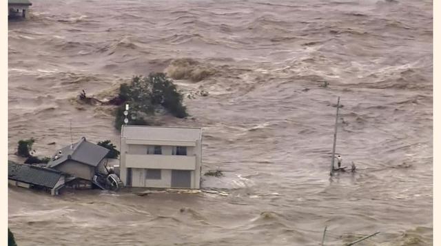 Mientras el país registraba importantes preocupaciones por el segundo día consecutivo de intensas lluvias, el río Kinugawa se desbordó de su cauce provocando una marea de agua sobre Joso, a unos 50 kilómetros (30 millas) al noreste de Tokio, la capital ni
