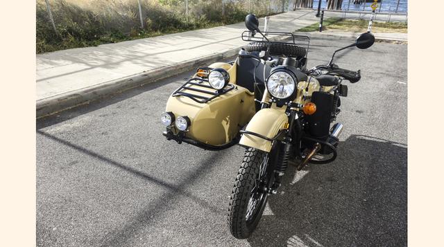 La moto para todo: Ural Motorcycle. BMW y Ducati presentaron recientemente nuevas motos ligeras entretenidas, frescas e interesantes, pero la que realmente me gustó manejar fue la Ural Sahara Gear Up 2017. La manejé en todas partes. Este es el último mode