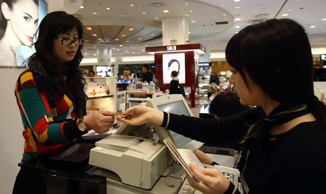 Pague sus gastos corrientes (compras en supermercados, consumos en restaurantes, gasolina, recibos de luz, agua, teléfono, cable, internet, etc.) con su tarjeta de crédito en la modalidad de “crédito directo”, pagando todo a fin de mes. De esta manera, ga