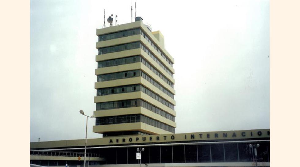 Inaugurado en 1965, el aeropuerto Jorge Chávez fue uno de los más modernos de su época en toda América Latina. Hoy el terminal aéreo cuenta con un hotel, más de 60 locales comerciales y 19 restaurantes y cafeterías distribuidos en todo el aeropuerto.