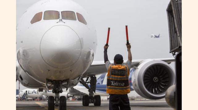 FOTO 2 | Entre otros servicios, la compañía brinda en Quito el servicio de marshellers que guían a naves de pasajeros y cargo al llegar al aeropuerto.
