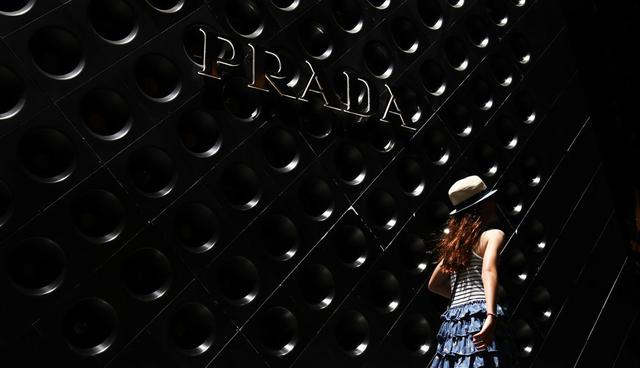 FOTO 4 | Prada: Tras pasar algunos años estancada, Prada SpA volvió a encarrilarse concentrándose en lo que mejor le sale: diseños casi irónicos que van desde mocasines con plataforma hasta imágenes de cómics y estampados psicodélicos con un asombroso dejo a empapelados de la época soviética. Ese diseño feo y chic le granjeó seguidores fieles a Miuccia Prada, la directora creativa, accionista mayoritaria y una de las máximas ejecutivas, y transformó a Prada en una empresa de US$ 3,500 millones. (Foto: Bloomberg)