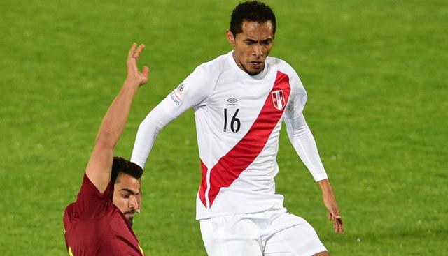 Carlos Lobatón |El compañero de Ballón sería Carlos Lobatón. Su creatividad en el medio campo le permite ser titular dentro del cuadro peruano. Transfermarkt.es estima el valor de su carta en más de 170 mil dólares. (AFP)