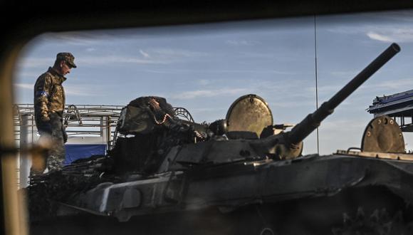 Un combatiente ucraniano se para en la parte superior de un tanque en Kharkiv el 9 de septiembre de 2022, en medio de la invasión rusa de Ucrania. (Foto: Juan BARRETO / AFP).