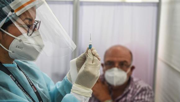 Las personas en Israel que cumplieron con el ciclo de vacunación representan 2% o menos de las personas hospitalizadas, dijo la titular de salud pública, Sharon Alroy-Preis, y agregó que “definitivamente estaban más protegidos”. (Foto referencial: AFP)