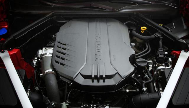 FOTO 18 | "En el Stinger de tracción trasera, el 3.3L V-6 es silencioso y suave en ralentí, pero dispuesto a bramar como un gran V-8 con aceleración fuerte", escribió Wards. Según la publicación, desplazó el motor de seis cilindros en línea con turbocompresor B58 de BMW de la lista.  (Foto:Kia)