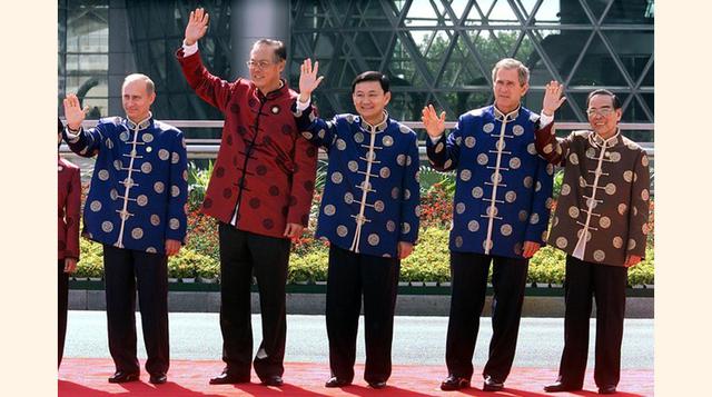 En la Cumbre 2001 en Shanghai, China puso a la moda la tradicional camisa de seda 'tangzhuang'.