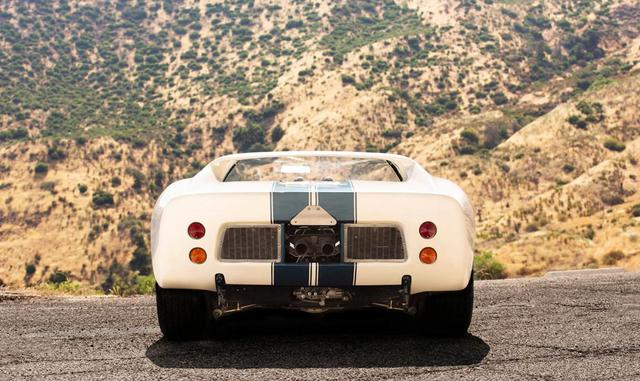 "Tienes que superar la claustrofobia", dijo Michael Prichinello, cuyo Classic Car Club de Manhattan posee una réplica hecha a medida del auto de carrera de los años 60. "Tienes que meterte en el coche … básicamente quedas tirado sobre la es