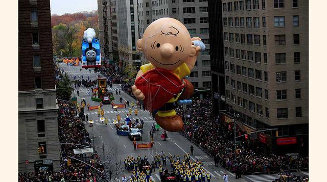 Fueron 15 los globos gigantes de personajes que flotaron sobre Manhattan, incluyendo los nuevos Trolls de DreamWork’s, Charlie Brown y Felix el gato, el primer personaje en aparecer en el desfile en 1927. (Foto: Reuters)