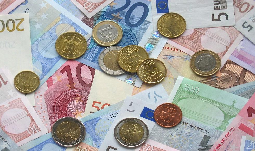 FOTOS 2| 'Boom' de los bonos verde:

Francia dio el ejemplo a principios de año, con una primera emisión verde de un valor de 7,000 millones de euros (US$ 8,200 millones). "Y estamos convencidos de que otros países harán lo mismo", apuntó Marciel. "El progreso de las empresas es también real", afirma Jérôme Pellet, director de emisiones de bonos responsables del banco HSBC. Hay muchos ejemplos: Caisse des Dépôts, RATP o Engie en Francia, Innogy o Deutsche Bahn en Alemania, el banco ICBC en China. En el momento de obtener financiación "puede incluso ser más conveniente" dado el gran interés de los inversores por estos préstamos, agrega. "La tendencia es fuerte", incluso si estos bonos siguen siendo marginales en la escala del mercado de bonos global.