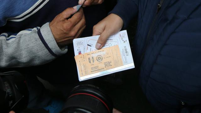 FOTO 2 | Según Crisólogo Cáceres, presidente de Aspec, la denuncia cuenta con tres ejes fundamentales: 1. Se les dijo a los consumidores que la venta virtual comenzaba a las 06:00 am, pero cuando ingresaron a esa hora ya había una cola gigantesca. La info