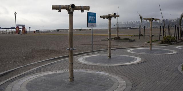 FOTO 10 | En esta imagen, tomada el 25 de marzo de 2020, una hilera de duchas públicas, normalmente atestadas de bañistas, vacías en la playa de Agua Dulce, en Lima, Perú. (AP Foto/Rodrigo Abd)
