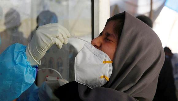 La India registró hoy un nuevo récord diario de casos de coronavirus, con más de 217,000, en lo que constituye la segunda ola de la pandemia en este país, el segundo más afectado del mundo por número de casos (14.3 millones) y el cuarto por decesos (174,308). (Foto: EFE)