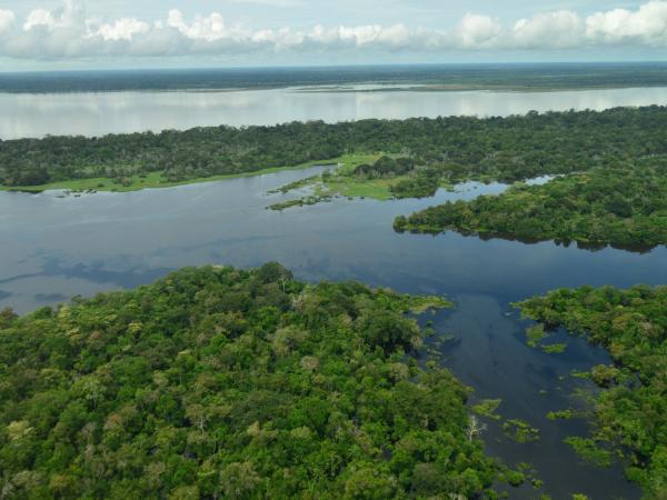 La sensación de desprotección y vulnerabilidad de los ticuna es aún mayor incluso tras conocer la renuncia masiva de personal sanitario acontecida el lunes en el Hospital San Rafael de Leticia, en Colombia. (Foto: NLV|El Tiempo)