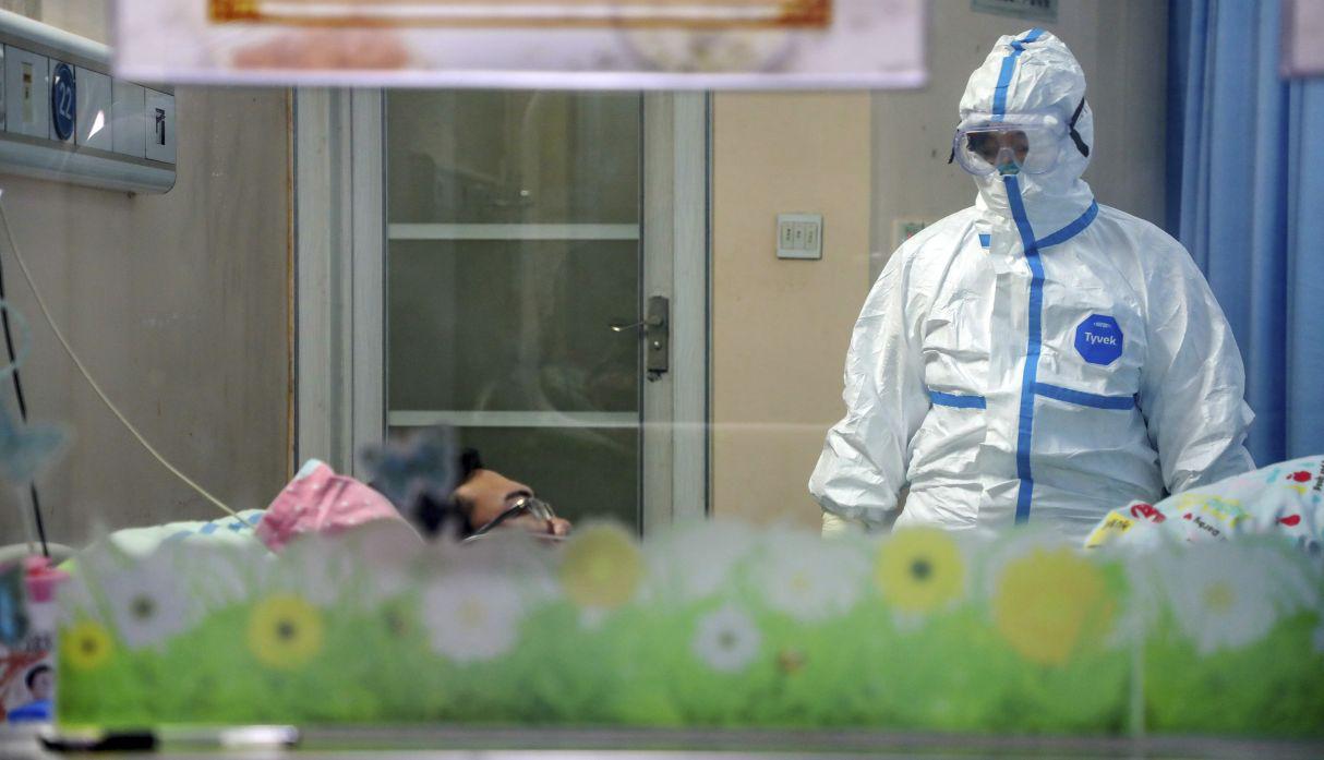 China anunció que detectó el martes 130 nuevos casos de infección asintomática de coronavirus en el país, en la primera vez que informa sobre este tipo de personas, que son portadores del virus pero no muestran ningún síntoma de la enfermedad. (Chinatopix via AP)
